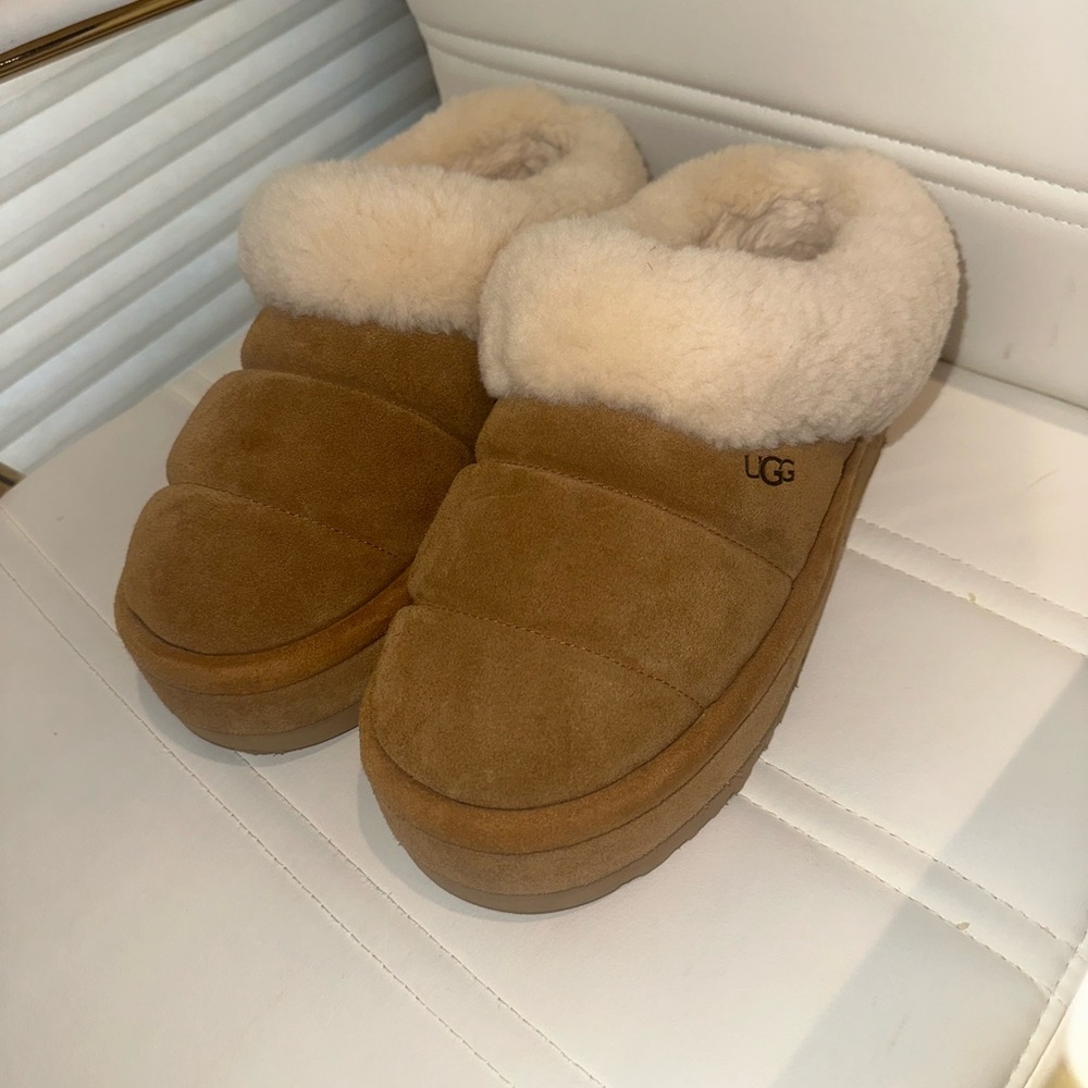 UGG Women’s Chestnut Suede Shearling-Lined Slipper Clog - Picture 6 of 7